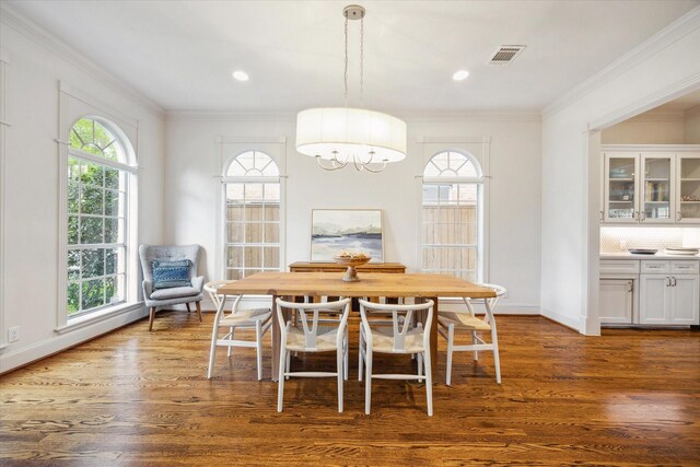 dining room with visible vents, an inviting chandelier, recessed lighting, wood finished floors, and crown molding