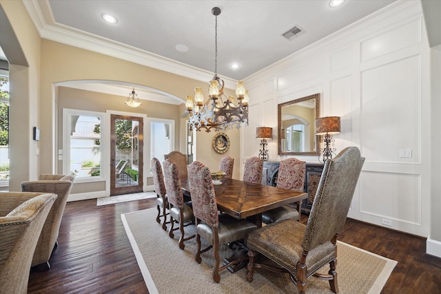 dining space featuring visible vents, crown molding, arched walkways, dark wood-style floors, and a notable chandelier