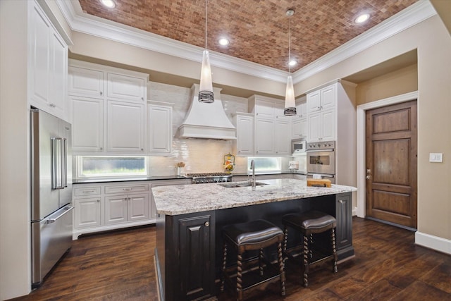 kitchen featuring dark wood-style flooring, appliances with stainless steel finishes, tasteful backsplash, a sink, and white cabinetry