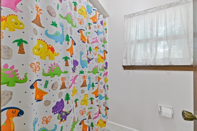 full bath featuring baseboards and a shower with shower curtain