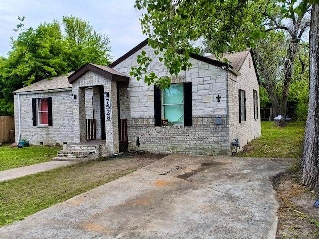 7526 Bywood St, Houston, TX 77028 - single story home featuring fence, stone siding, and a front yard