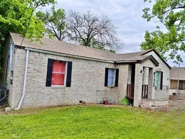 7526 Bywood St, Houston, TX 77028 - single story home featuring roof with shingles, crawl space, and a front lawn