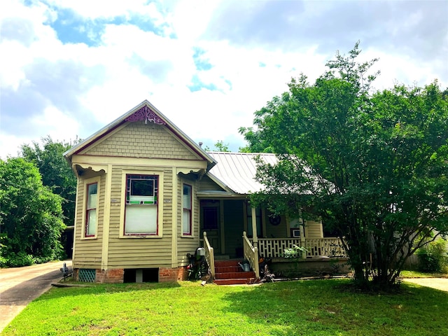 504 Gay Hill St, Brenham, TX 77833 - view of front of house featuring a front lawn and covered porch