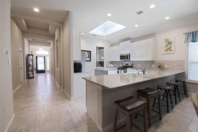 2757 Maxway Ct, League City, TX 77573 - kitchen featuring a sink, stainless steel appliances, a healthy amount of sunlight, visible vents, and a peninsula