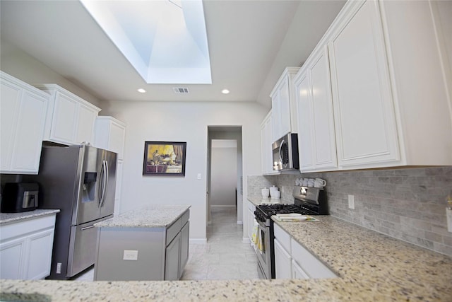 2757 Maxway Ct, League City, TX 77573 - kitchen featuring a skylight, stainless steel appliances, a center island, baseboards, and visible vents