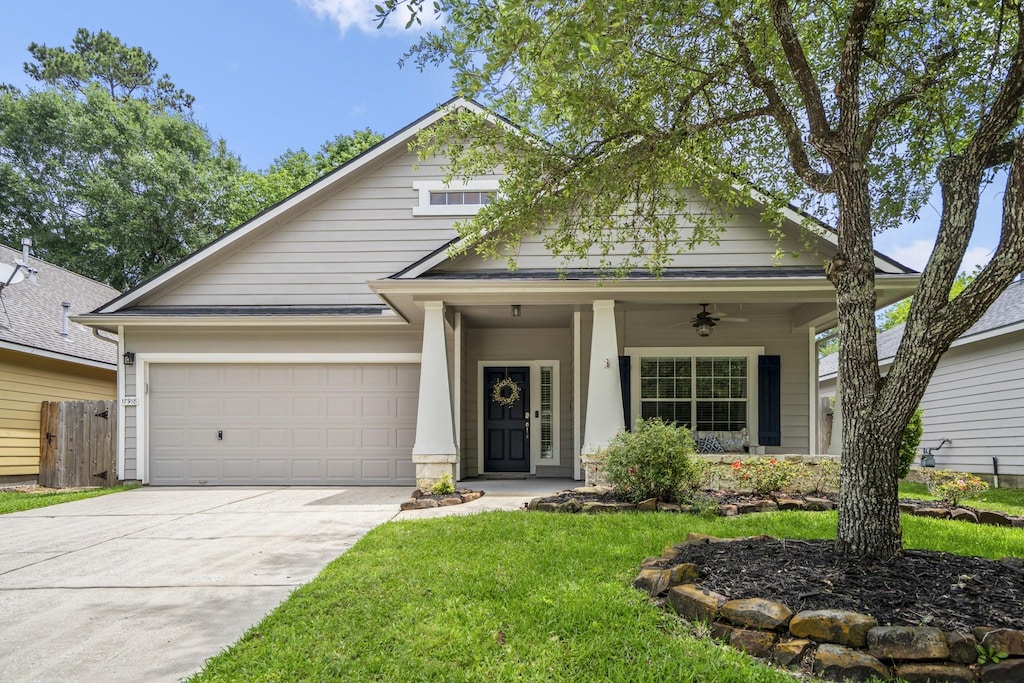view of front facade featuring ceiling fan, driveway, a front yard, fence, and an attached garage