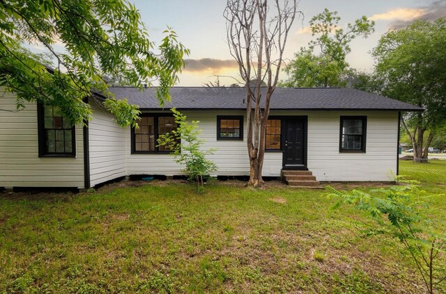 208 W Jefferson St, Trinity, TX 75862 - view of front of property featuring entry steps and a front lawn