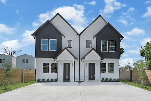 6726 Dumble St, Houston, TX 77021 - view of front facade with board and batten siding and fence