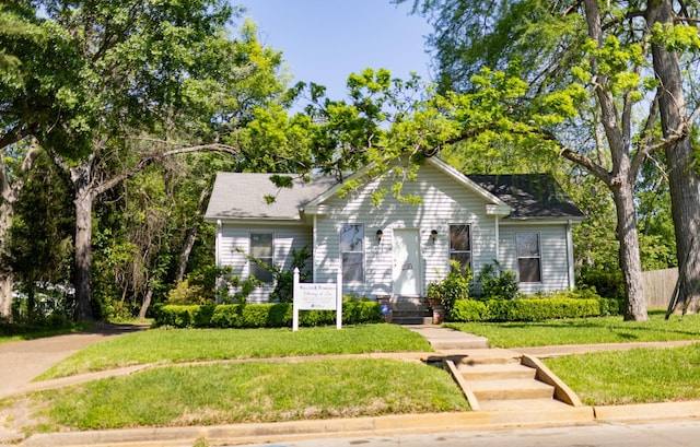 view of front of home featuring a front lawn
