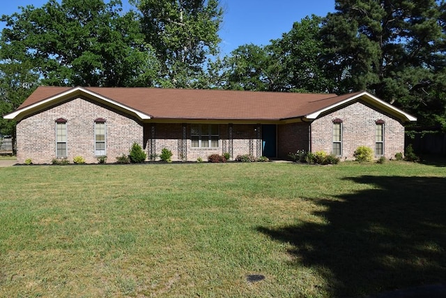 ranch-style home featuring a front lawn and brick siding
