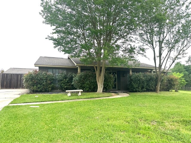 view of front of property with a front lawn and fence