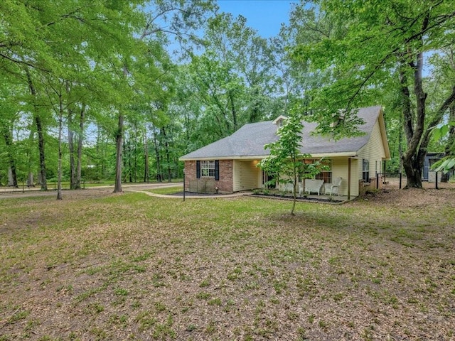 view of front of house featuring a front yard