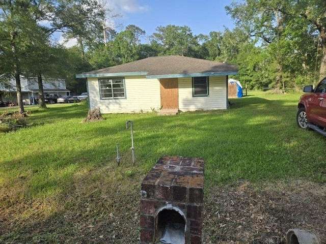 view of front of property featuring a front lawn
