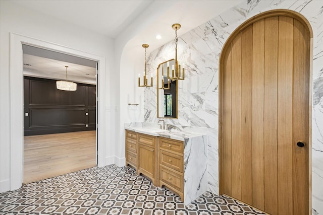 bathroom featuring a chandelier and vanity