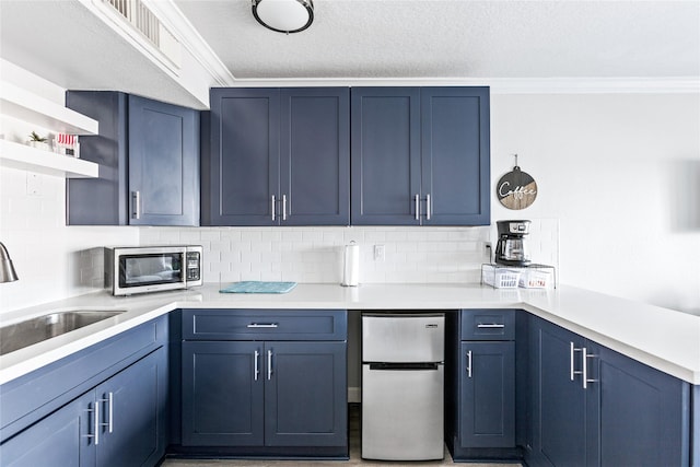 6300 Seawall Blvd Unit 3225, Galveston, TX 77551 - kitchen featuring tasteful backsplash, a sink, appliances with stainless steel finishes, a peninsula, and ornamental molding