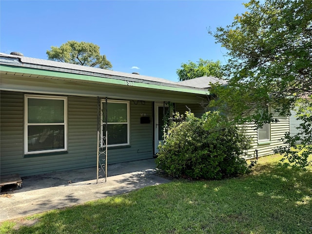 1813 W 15th St, Houston, TX 77008 - doorway to property featuring a yard