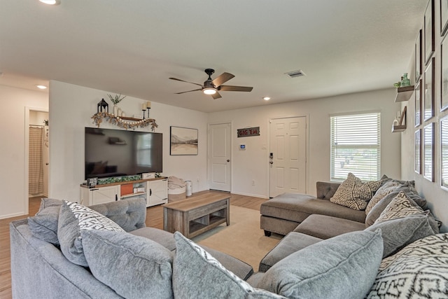 living room with light wood finished floors, baseboards, visible vents, recessed lighting, and a ceiling fan
