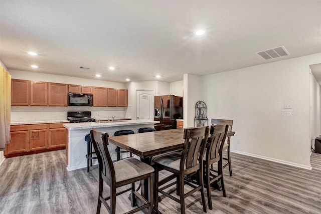 dining area with visible vents, recessed lighting, dark wood finished floors, and baseboards
