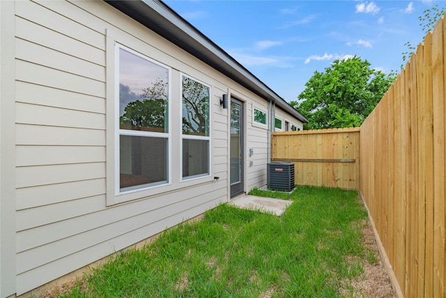 6412 Foster St, Houston, TX 77021 - view of yard featuring central AC and fence