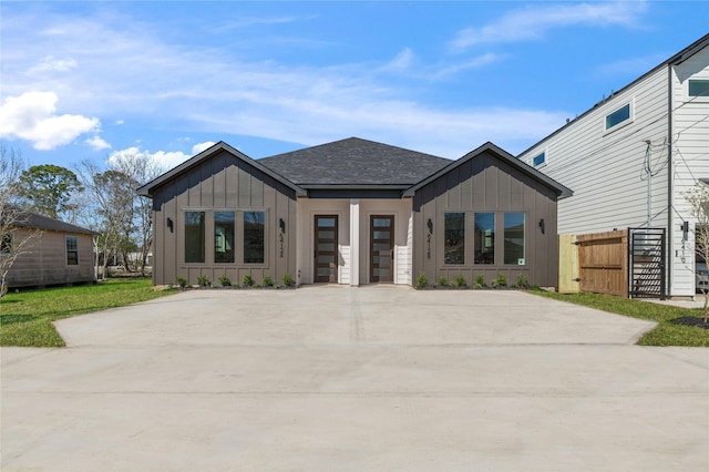 6412 Foster St, Houston, TX 77021 - view of front facade with board and batten siding and fence