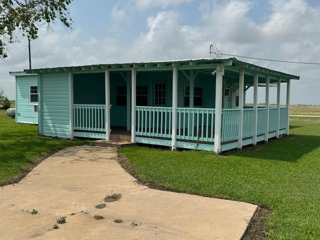 view of front facade featuring a front lawn and covered porch