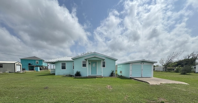 view of front of property with an outdoor structure, a shed, and a front lawn