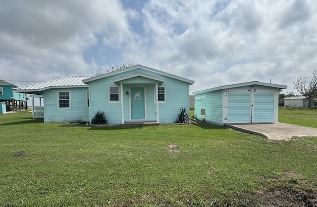 view of front of property with an outbuilding and a front yard