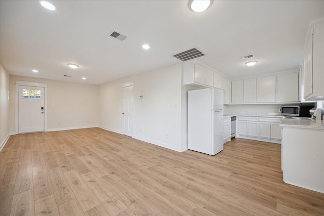 kitchen featuring light countertops, visible vents, light wood finished floors, and stainless steel appliances