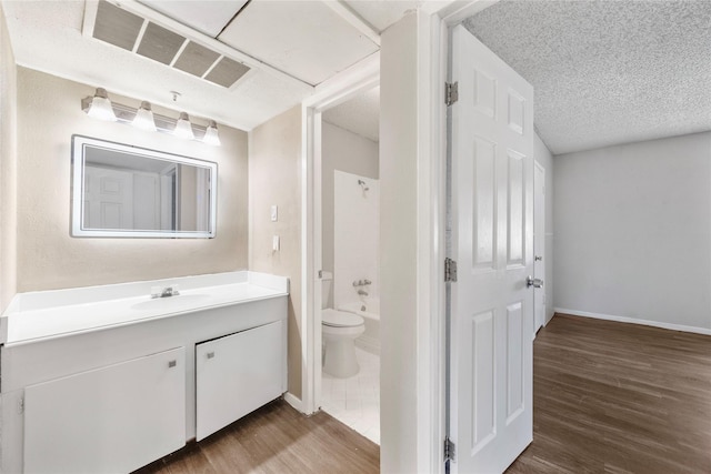 6231 Westward St Unit 20, Houston, TX 77081 - full bathroom featuring wood finished floors, toilet, vanity, and baseboards