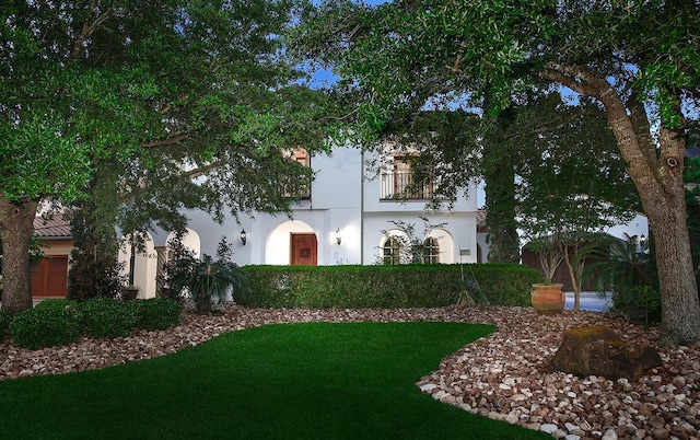 view of front of home featuring a front lawn and stucco siding