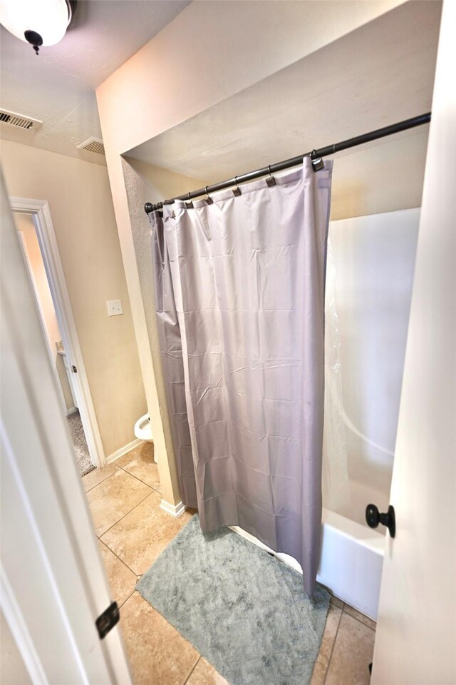 6729 Tournament Dr, Houston, TX 77069 - full bath featuring tile patterned floors and shower / bath combo with shower curtain