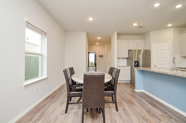 dining area featuring recessed lighting, baseboards, light wood finished floors, and visible vents