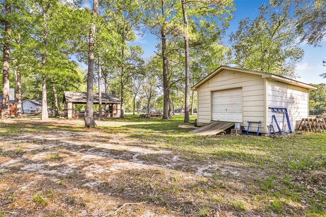view of yard with an outdoor structure