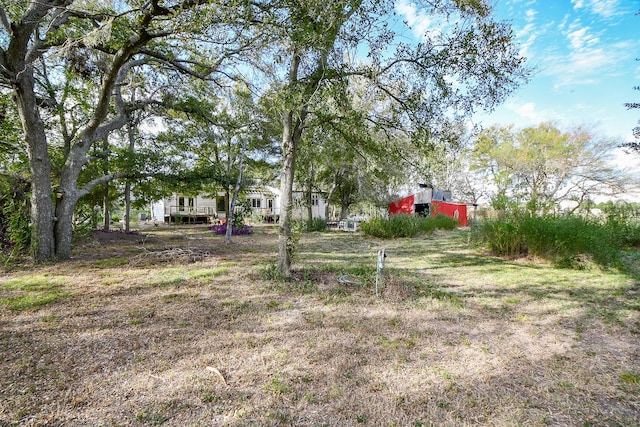 view of yard featuring an outbuilding
