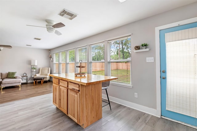1311 N Diamondhead Blvd, Crosby, TX 77532 - kitchen featuring plenty of natural light, a ceiling fan, visible vents, and a kitchen bar