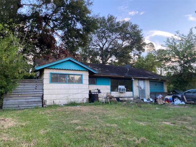view of front of property with a front yard