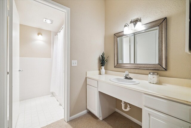 full bathroom featuring a shower with curtain and vanity
