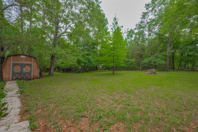 view of yard with an outdoor structure and a storage shed