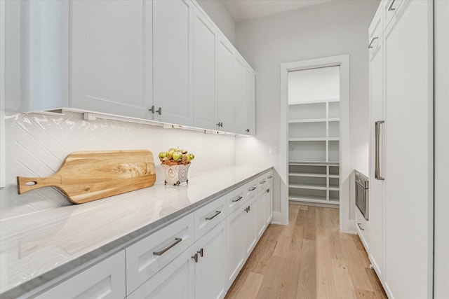 714 E 21st St, Houston, TX 77008 - interior space featuring light wood-style floors and tasteful backsplash