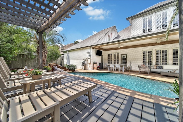 view of pool featuring fence, outdoor dining space, a pergola, ceiling fan, and outdoor lounge area