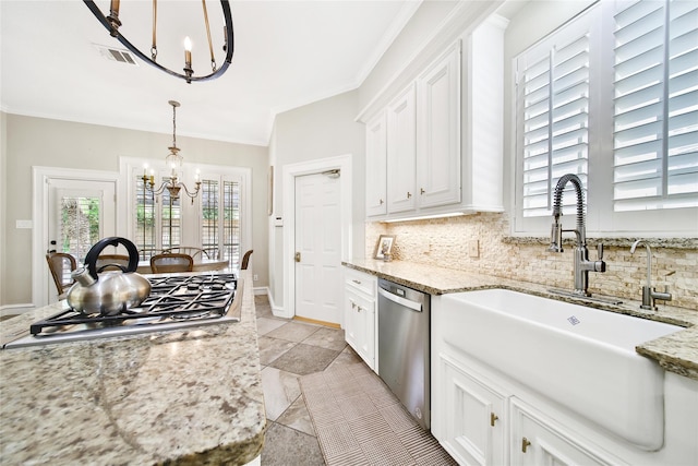 kitchen with visible vents, tasteful backsplash, a sink, a notable chandelier, and stainless steel appliances