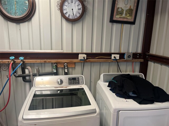 13505 Orleans St, Houston, TX 77015 - laundry area featuring washing machine and clothes dryer