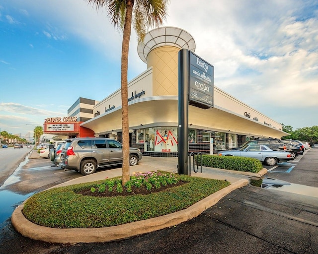 1946 Vermont St, Houston, TX 77019 - view of commercial location featuring uncovered parking