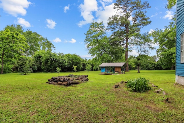 view of yard with an outdoor structure
