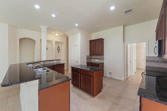 3635 Sunlight Hill Ln, Spring, TX 77386 - kitchen featuring recessed lighting, stainless steel microwave, a large island with sink, a sink, and visible vents