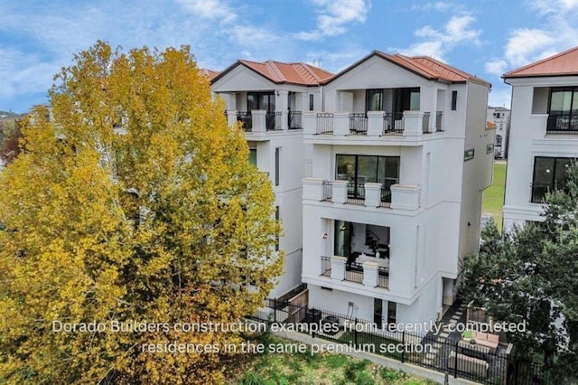 607 N Live Oak St, Houston, TX 77003 - view of front facade with a balcony and stucco siding