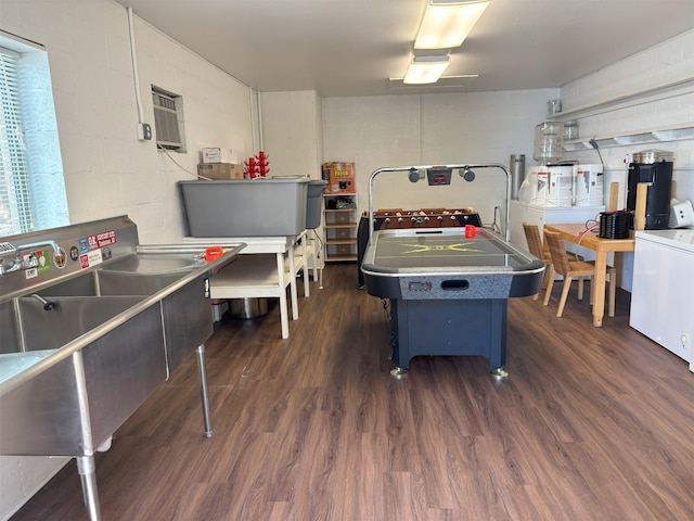20998 Kiva Cir, Flint, TX 75762 - playroom featuring concrete block wall, dark wood-style floors, a wall mounted air conditioner, and washer / dryer