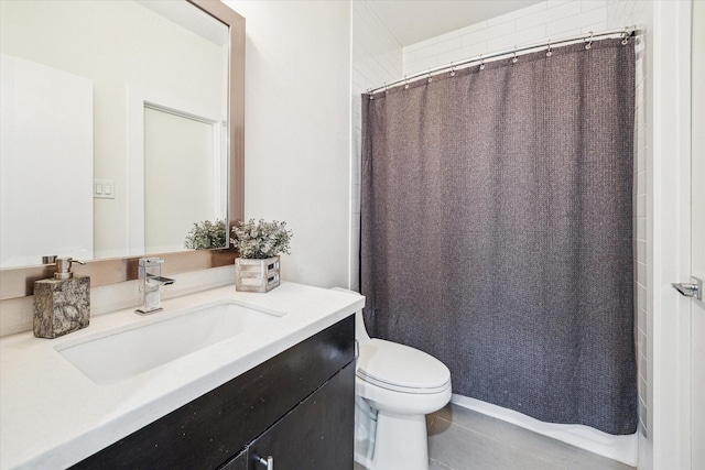 full bath with toilet, a shower with curtain, and vanity