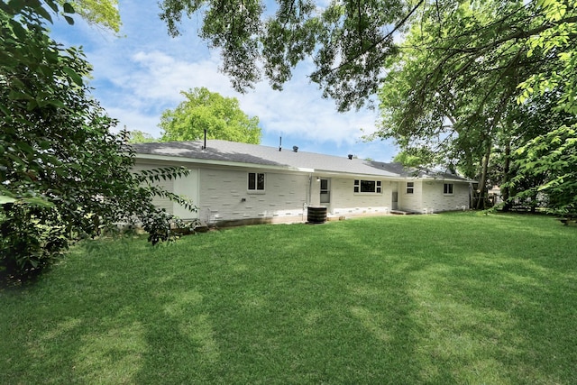 206 Hill St, Dayton, TX 77535 - back of property with entry steps and a yard