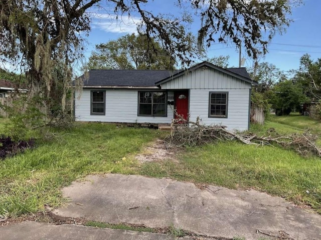 view of front of house with a front lawn